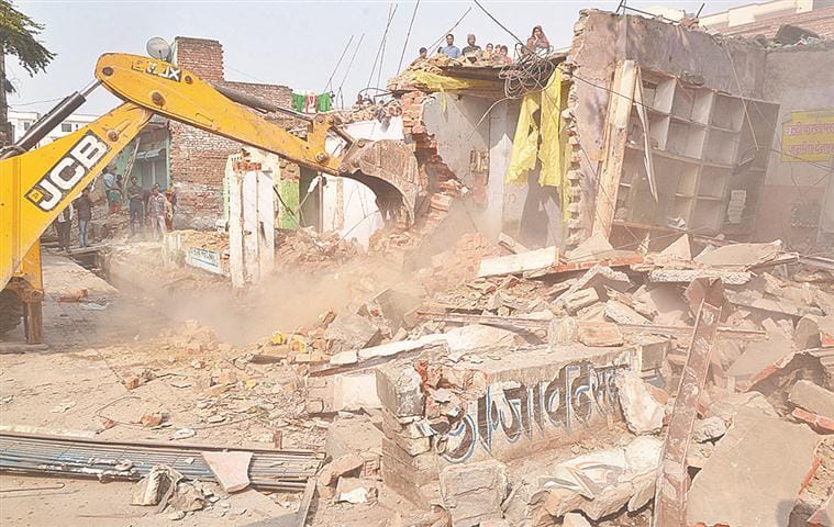 Encroachment: demolition walls of many clerks