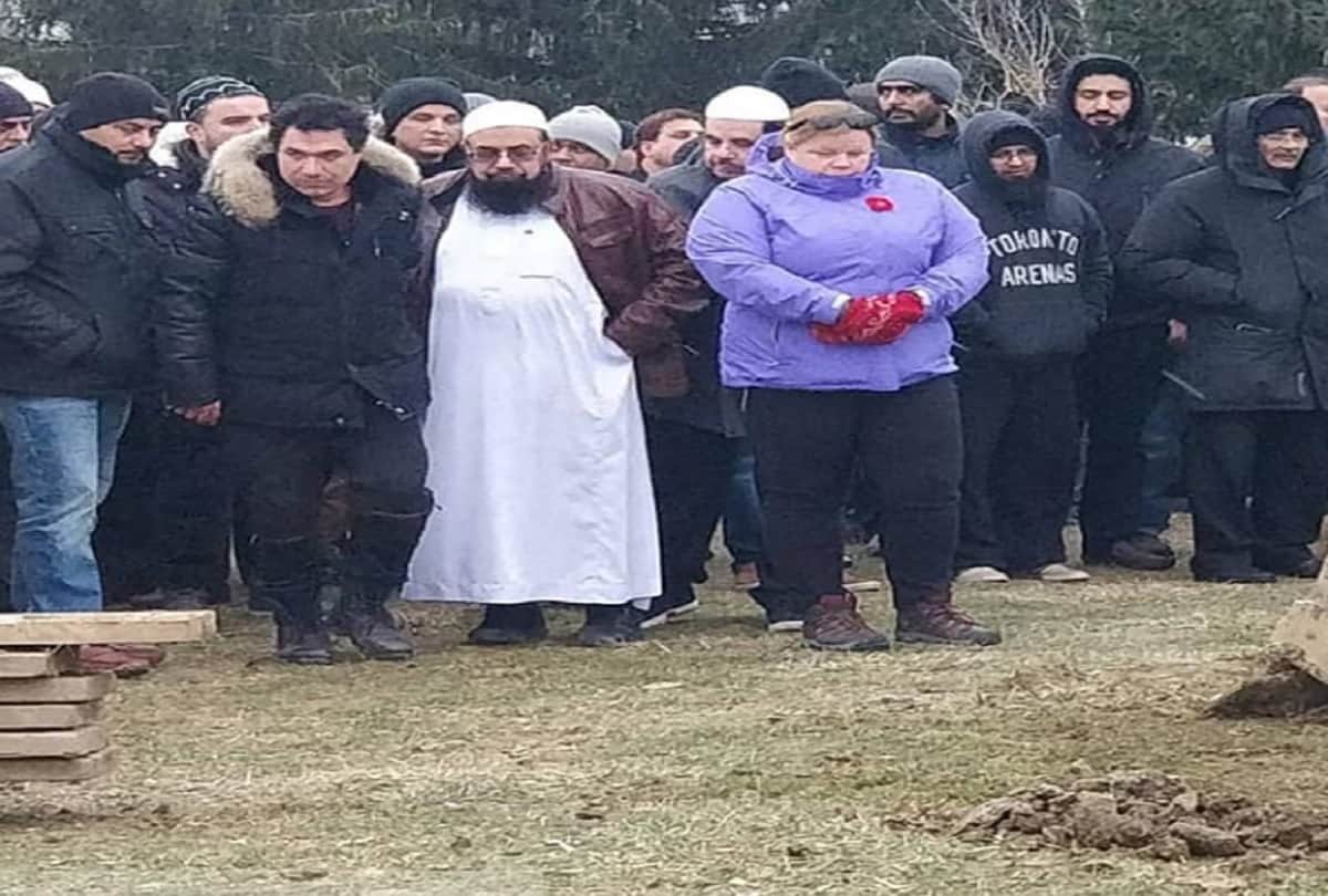 kader khan last riltes and emotional picture from Cemetery