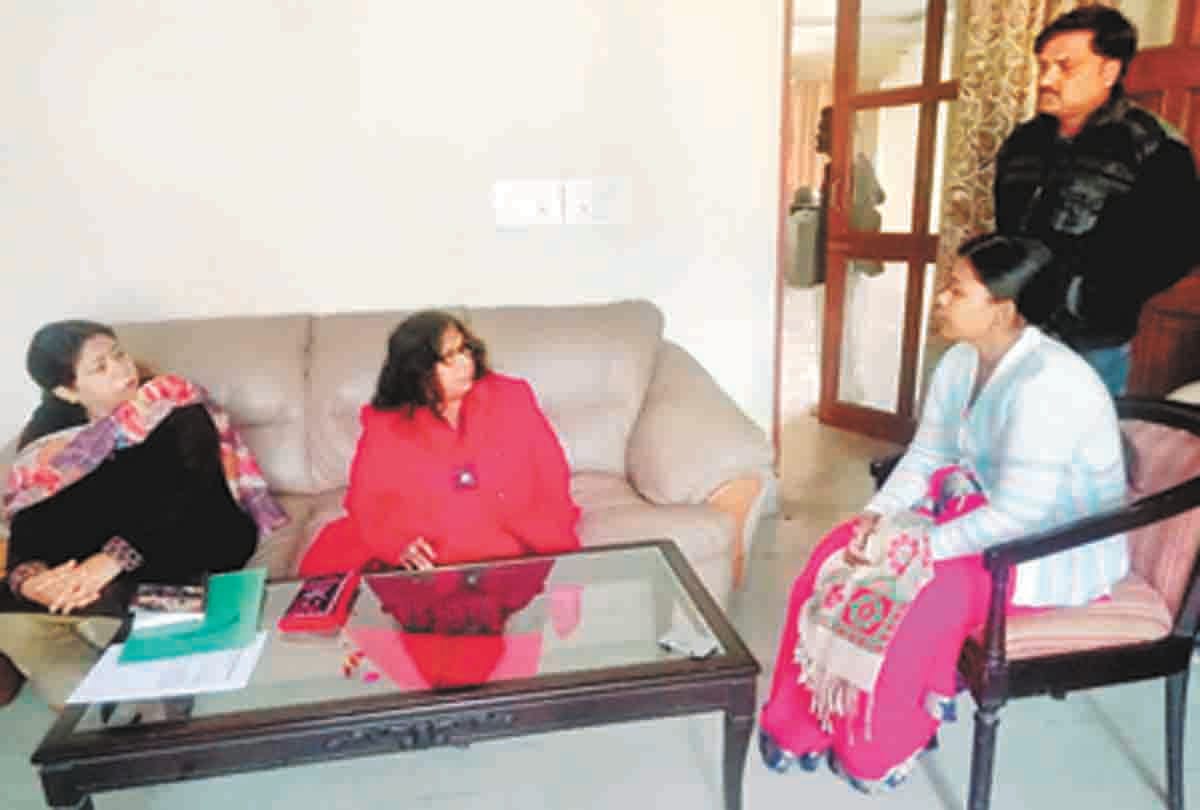 राज्य महिला आयोग की सदस्य के सामने रो पड़ी पीड़िता