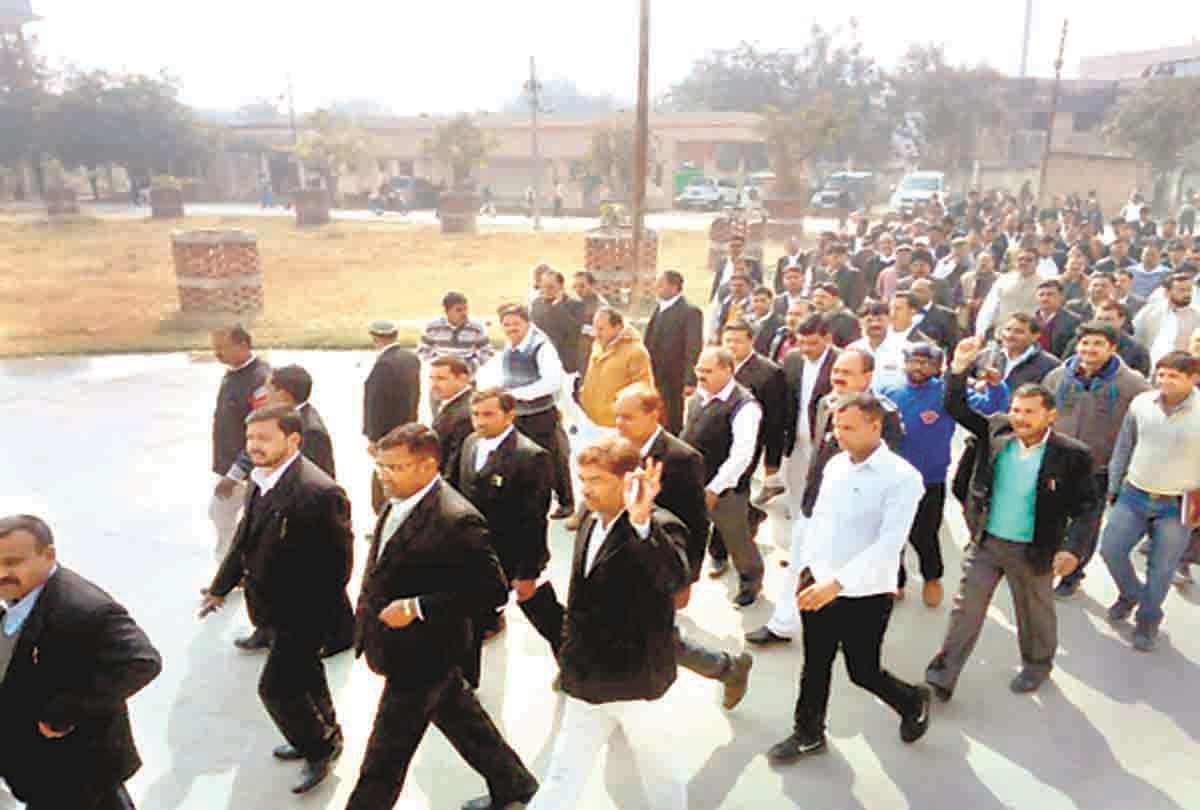 संगीनों के साए में रही कचहरी, अजीब सा रहा खौफ