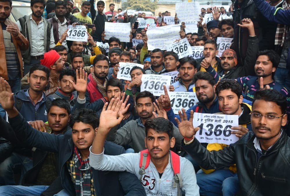 applicants protest in front of police board of uttar pradesh.