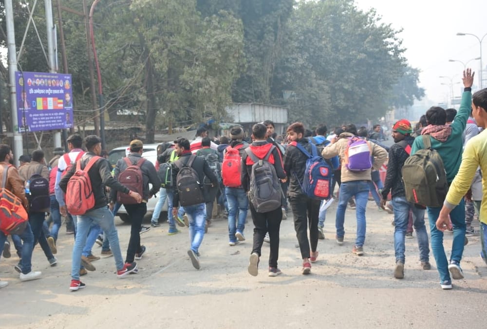 applicants protest in front of police board of uttar pradesh.