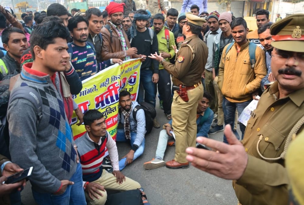 applicants protest in front of police board of uttar pradesh.