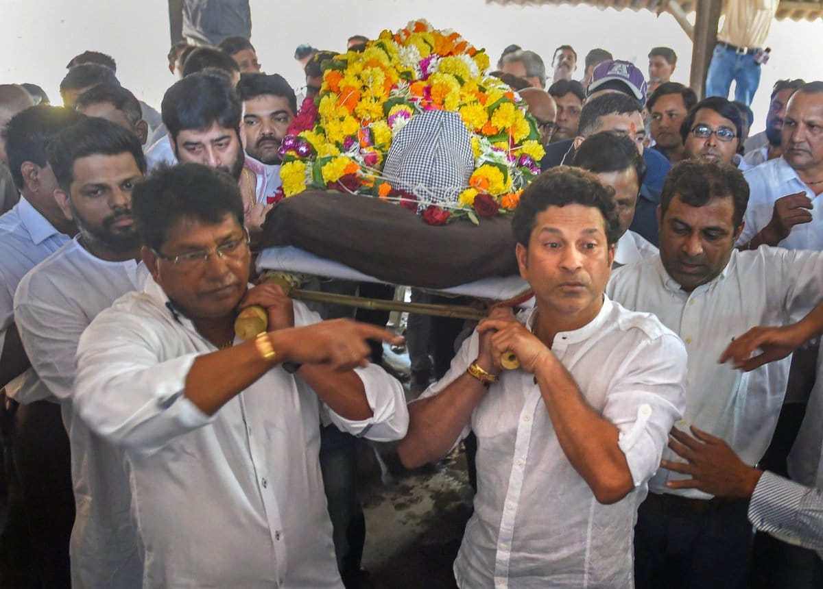 sachin tendulkar childhood coach Ramakant Achrekar did not accompany the state honor 