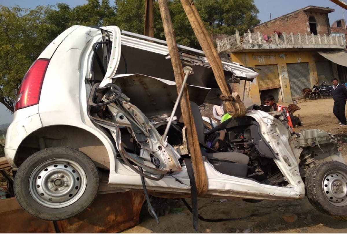 Car collided with a tractor at Express Way in Mainpuri