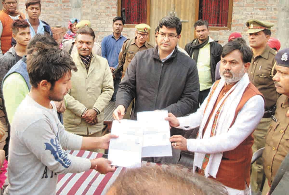 Statue of martyr soldiers in village: Dhiraj