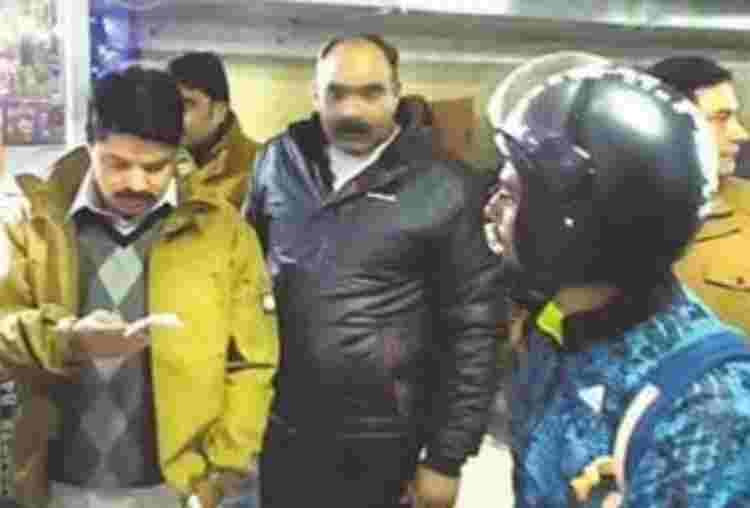 restaurant employee asked to ssp kalanidhi naithani who are you