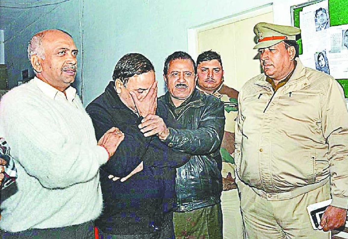 District school inspector steno arrested, taking bribe