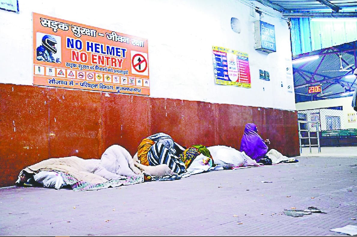 Hundreds of people forced to sleep under open sky in cold nights