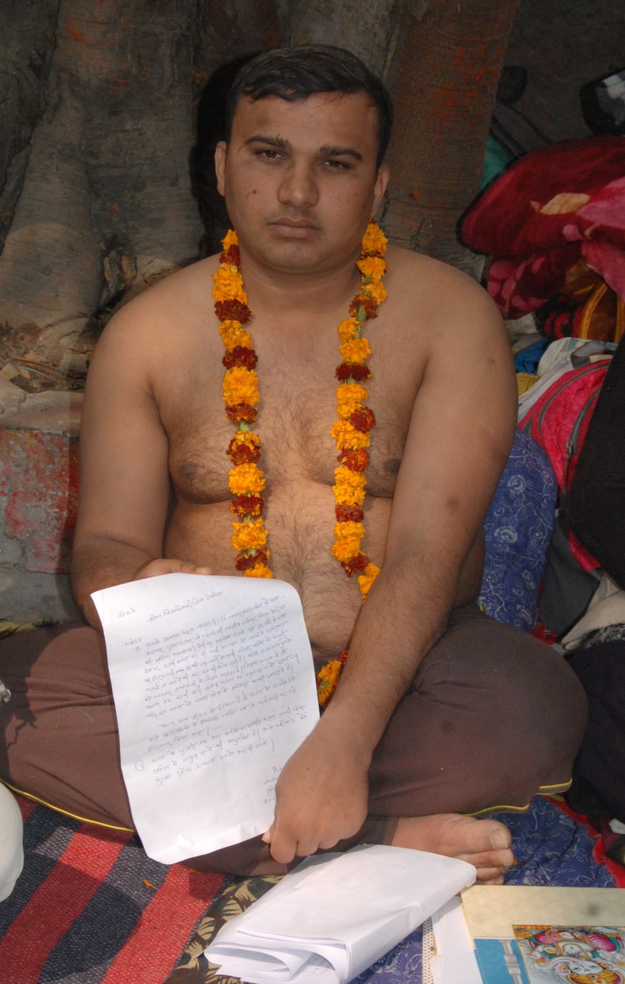 अर्द्धनग्न होकर युवक ने कलेक्ट्रेट में मचाया हंगामा