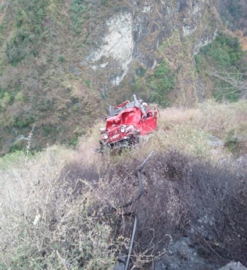 खाई में लुढ़की जीप, तीन लोगों की मौत