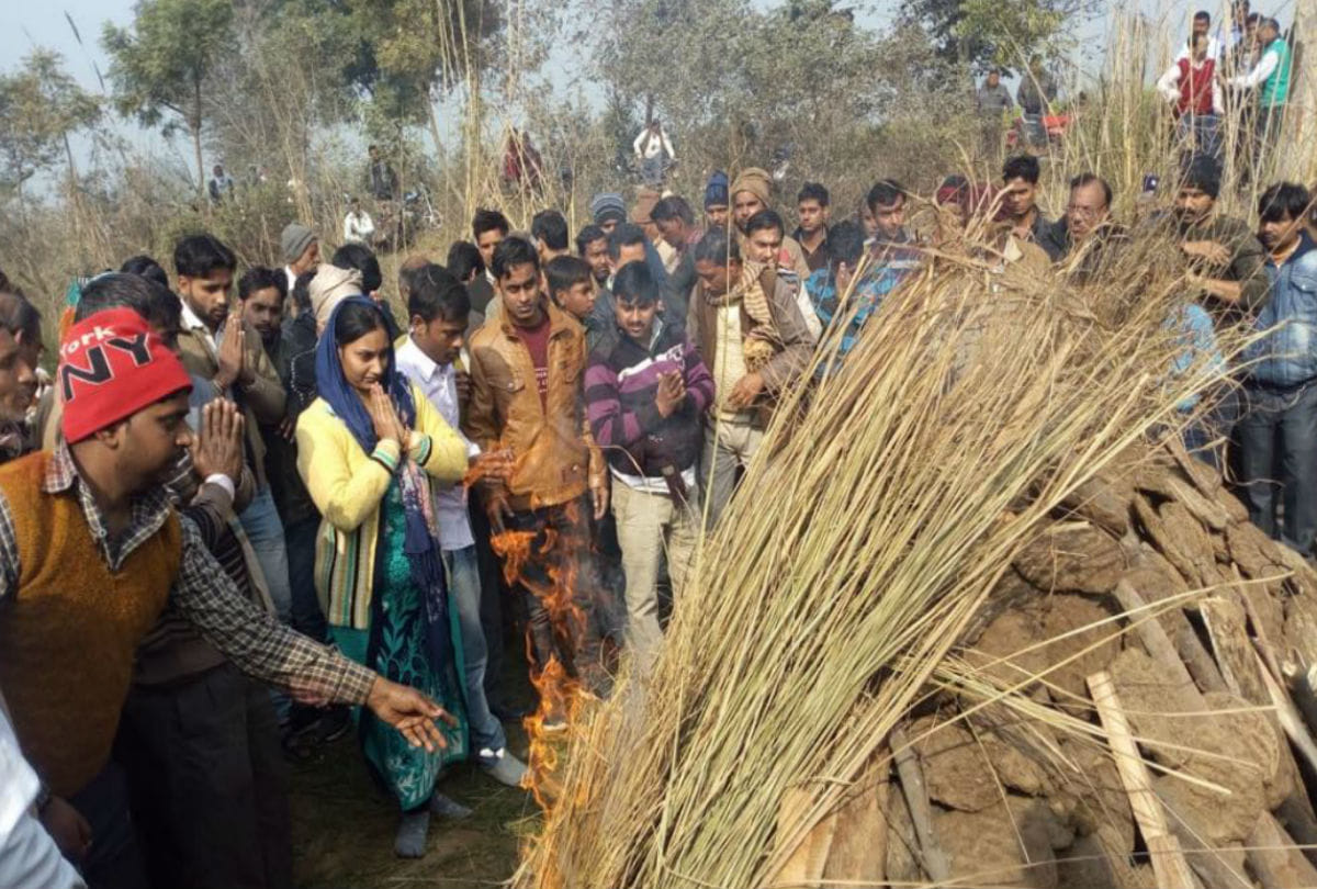 daughter perform last rites of their father in kasganj
