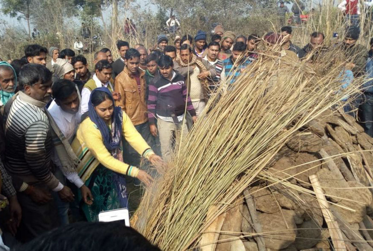 daughter perform last rites of their father in kasganj