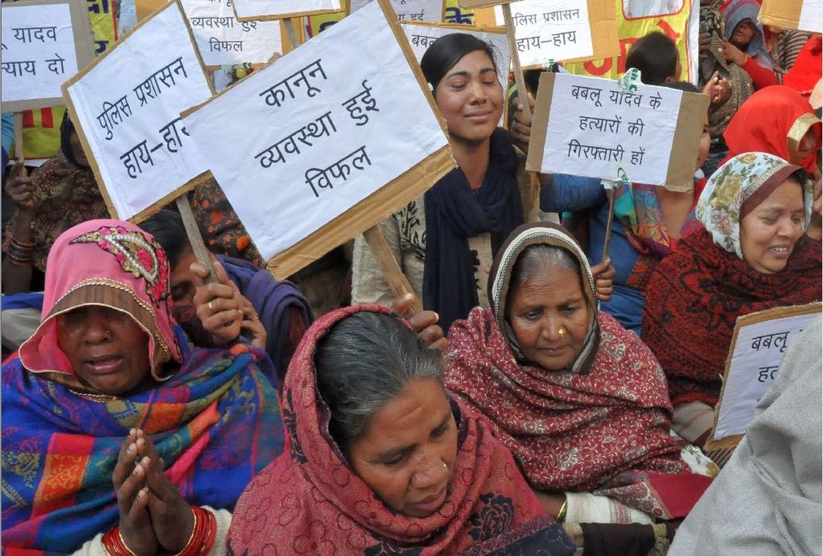 victim family protest against police over property dealer murder case in agra