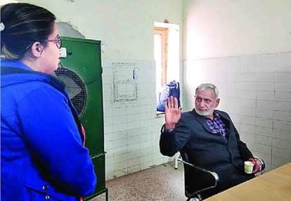 फिजीशियन डॉ. जेपी बाजपेई व डॉ. शिखा द्विवेदी के बीच होती बहस