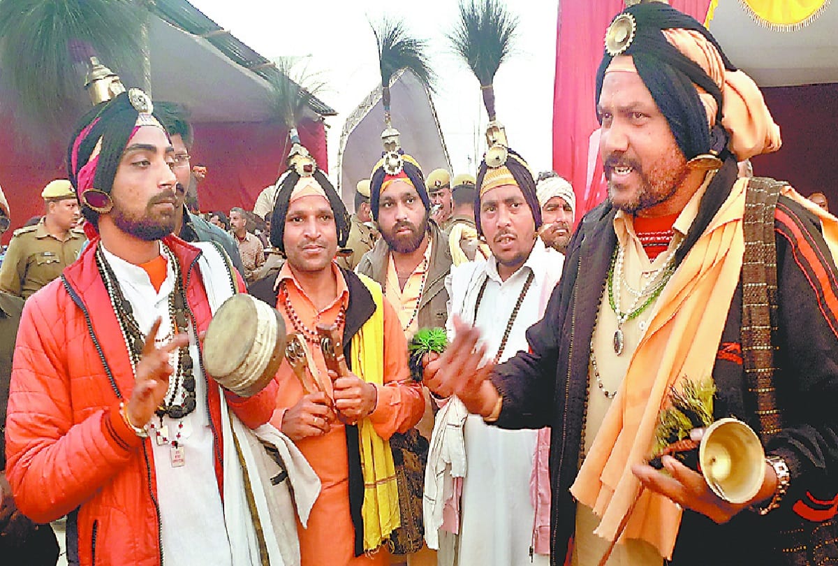 Kumbh 2019: sadu telling about the darshan of Dashnaam akharas, Unique costumes seem attractive
