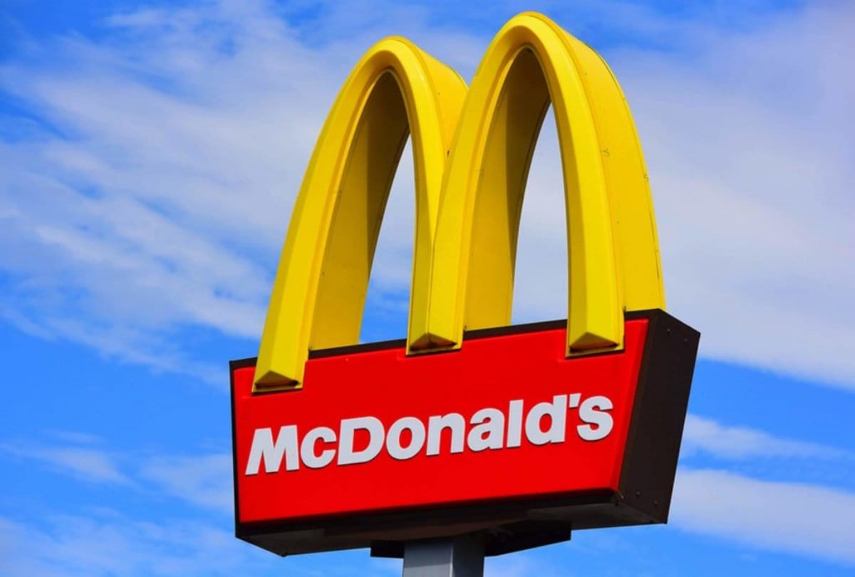 customer fight with mc donalds women worker not to get straw