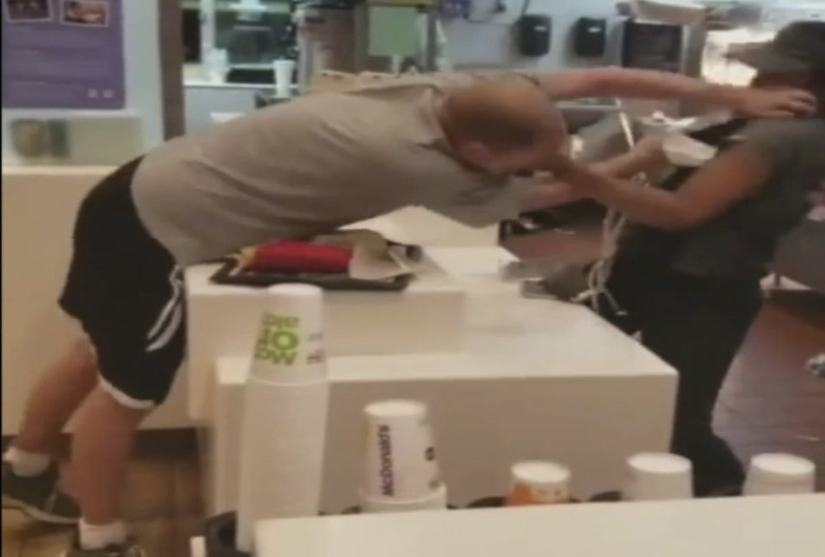 customer fight with mc donalds women worker not to get straw