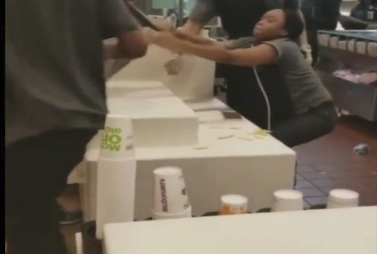 customer fight with mc donalds women worker not to get straw