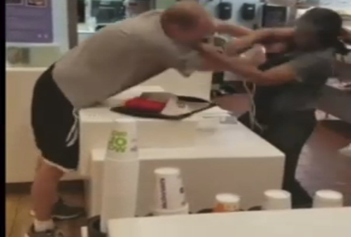 customer fight with mc donalds women worker not to get straw