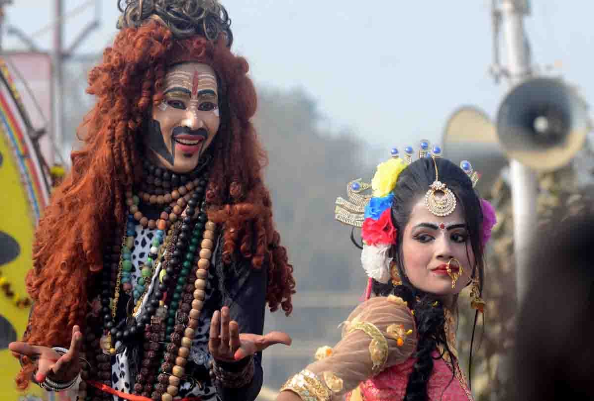Kumbh 2019: sadu telling about the darshan of Dashnaam akharas, Unique costumes seem attractive