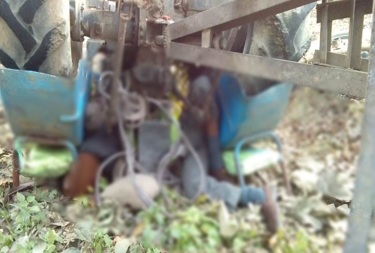 Tractor trolley collapsed in the ditch while returning from the mill in Lakhimpur khiri