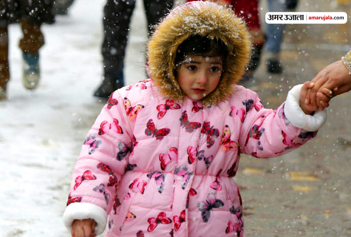 heavy snowfall in kashmir Valley, Roads blocked and all flights cancelled from srinagar