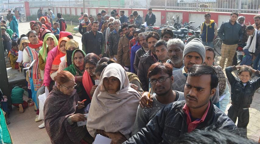 aadhaar banavaane ke lie daakaghar mein hua hangaama
