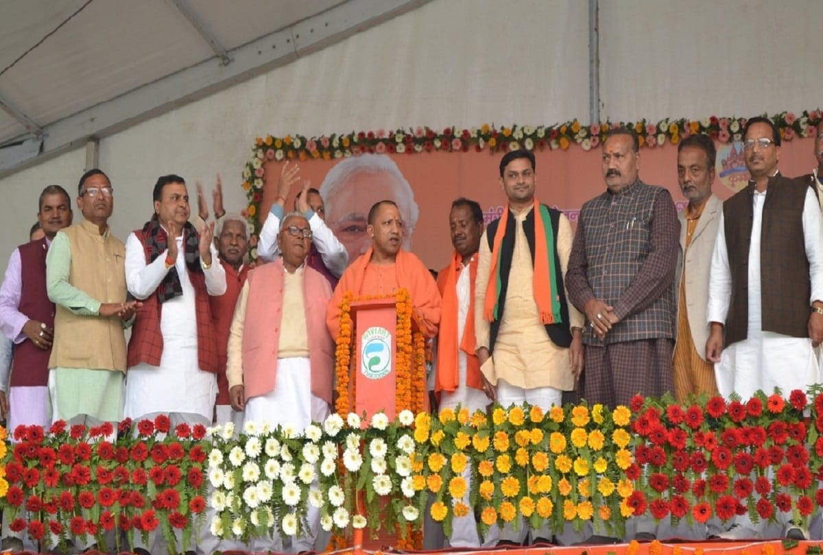 CM yogi distribute blanket in MP Inter College