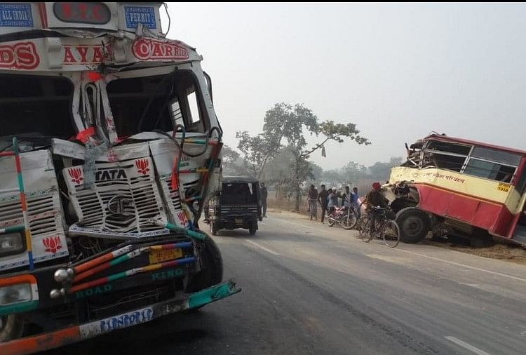 आजमगढ़ में रोडवेज बस और ट्रक की सीधी टक्कर 12 लोग घायल Accident Between Roadways Bus And