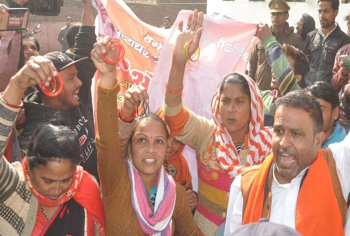 rashtriya bajrang dal protest outside RTO agra