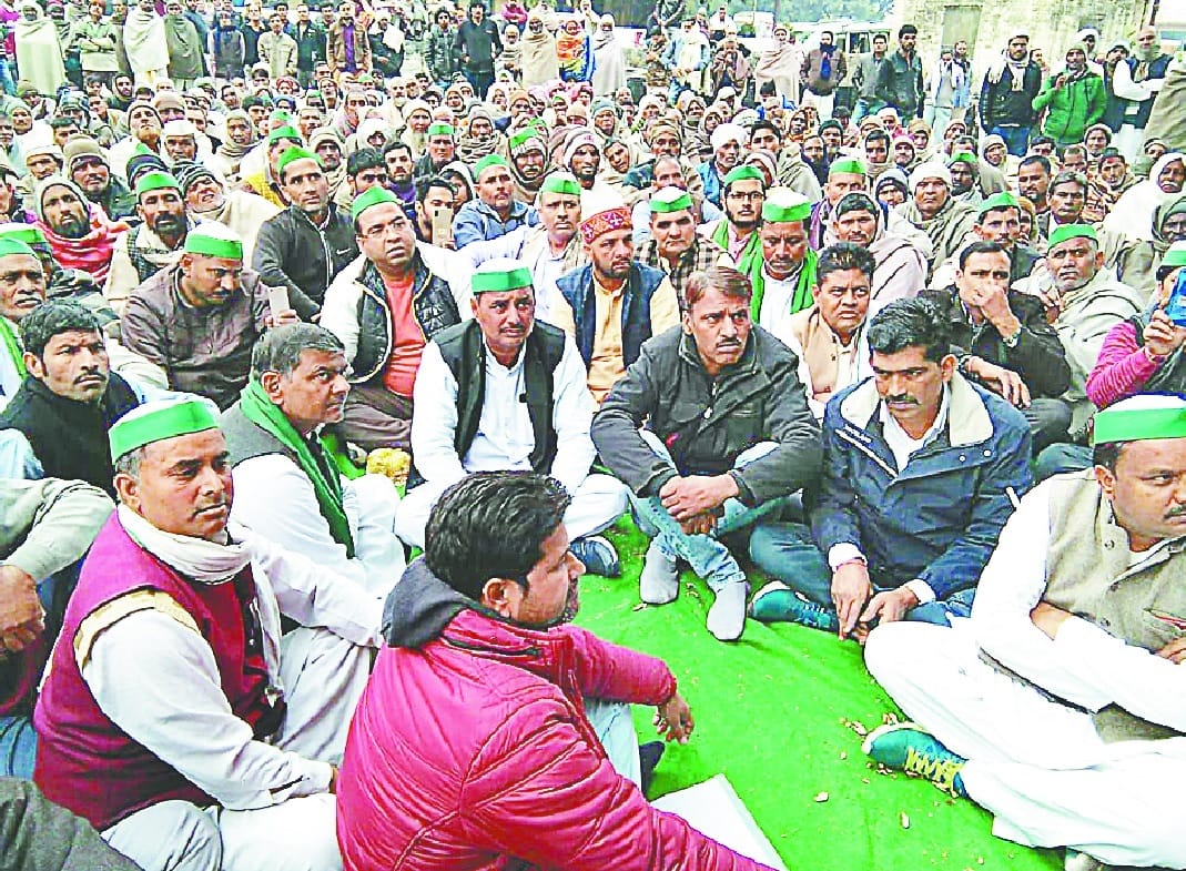 Farmers protest on Rohana sugarcane committee, demonstrate
