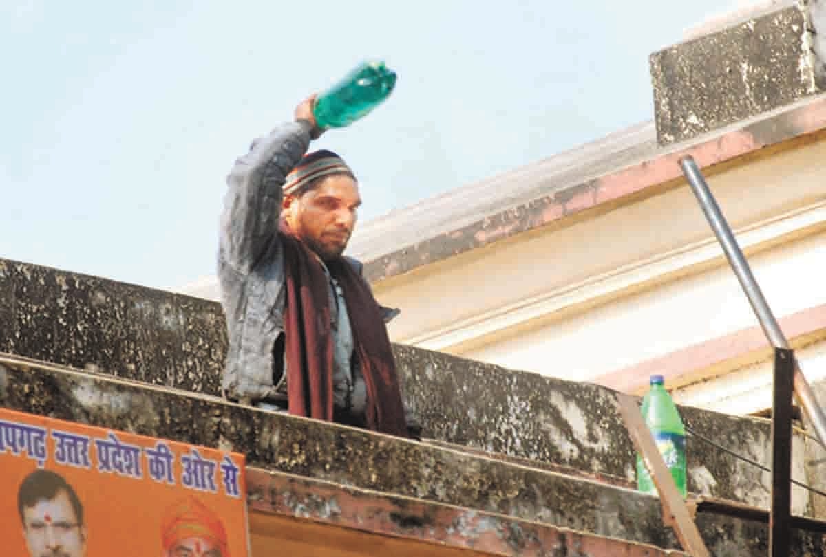 The youth tried to self-denial on the roof of the collectorate