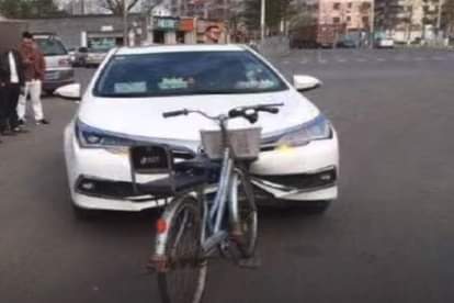 Bicycle car accident, Car will damage, Video goes viral