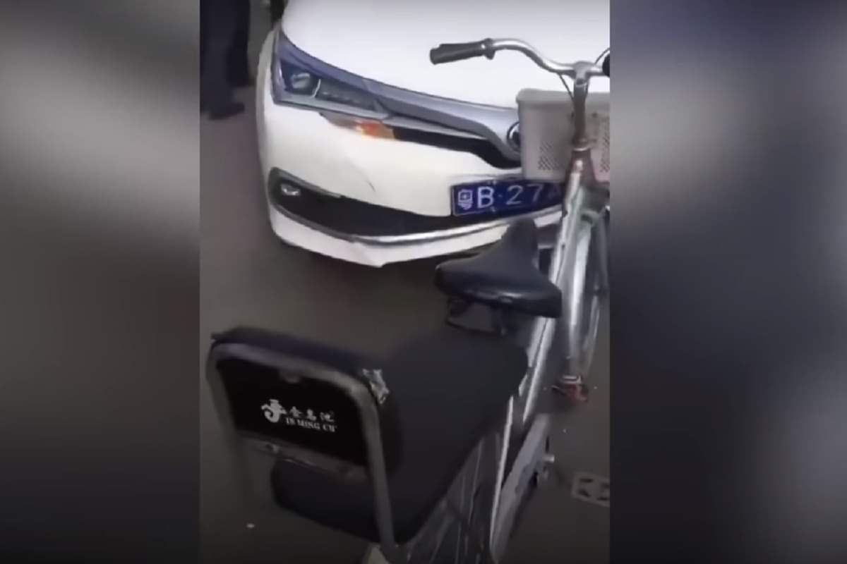 Bicycle car accident, Car will damage, Video goes viral