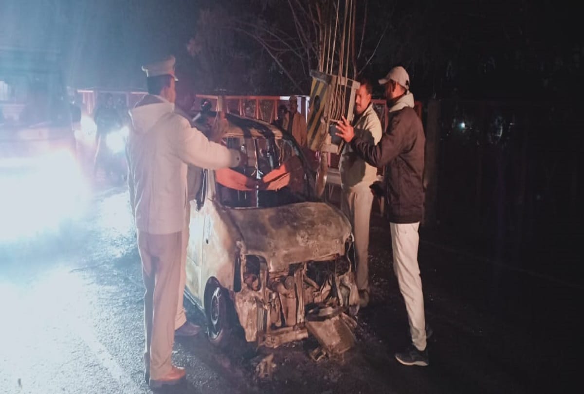 Fire in moving car in Jhunsi, Prayagraj, fire brigade rescue driver