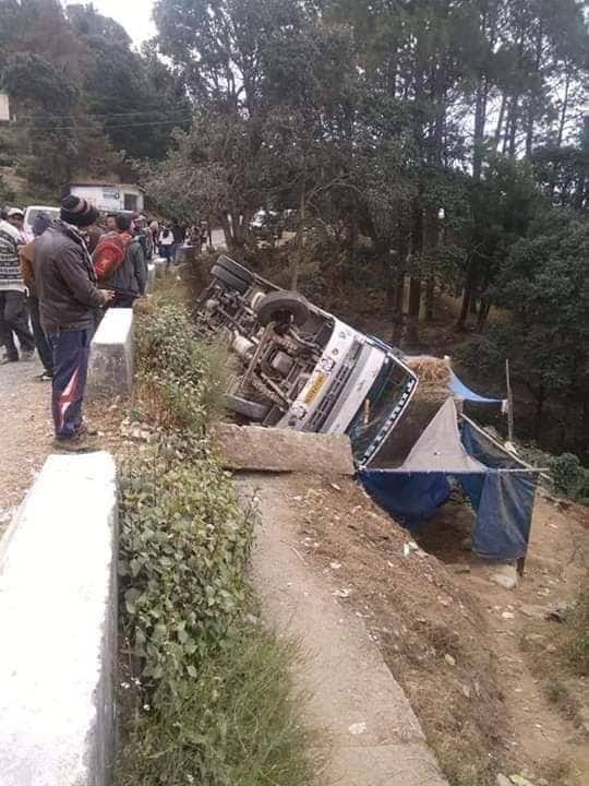 bus fell on house roof in ramnagar