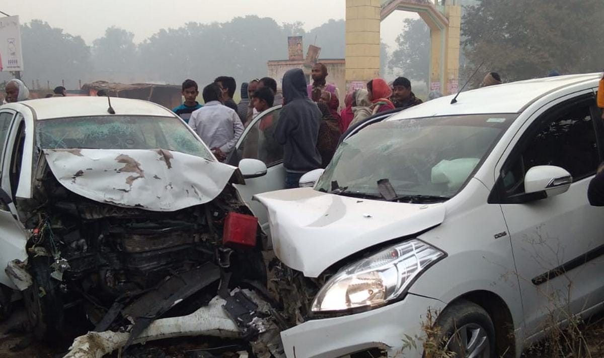 एलिवेटेड रोड पर में भिड़ंी तीन कार, एक पलटी