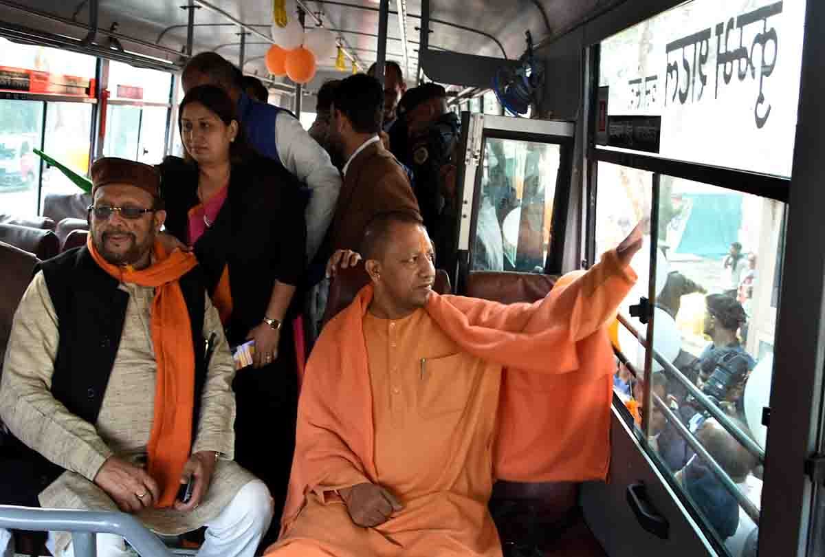 CM Yogi Flag off e-rickshaw and shuttle buses services in Kumbh, Cleanliness vehicles also get off
