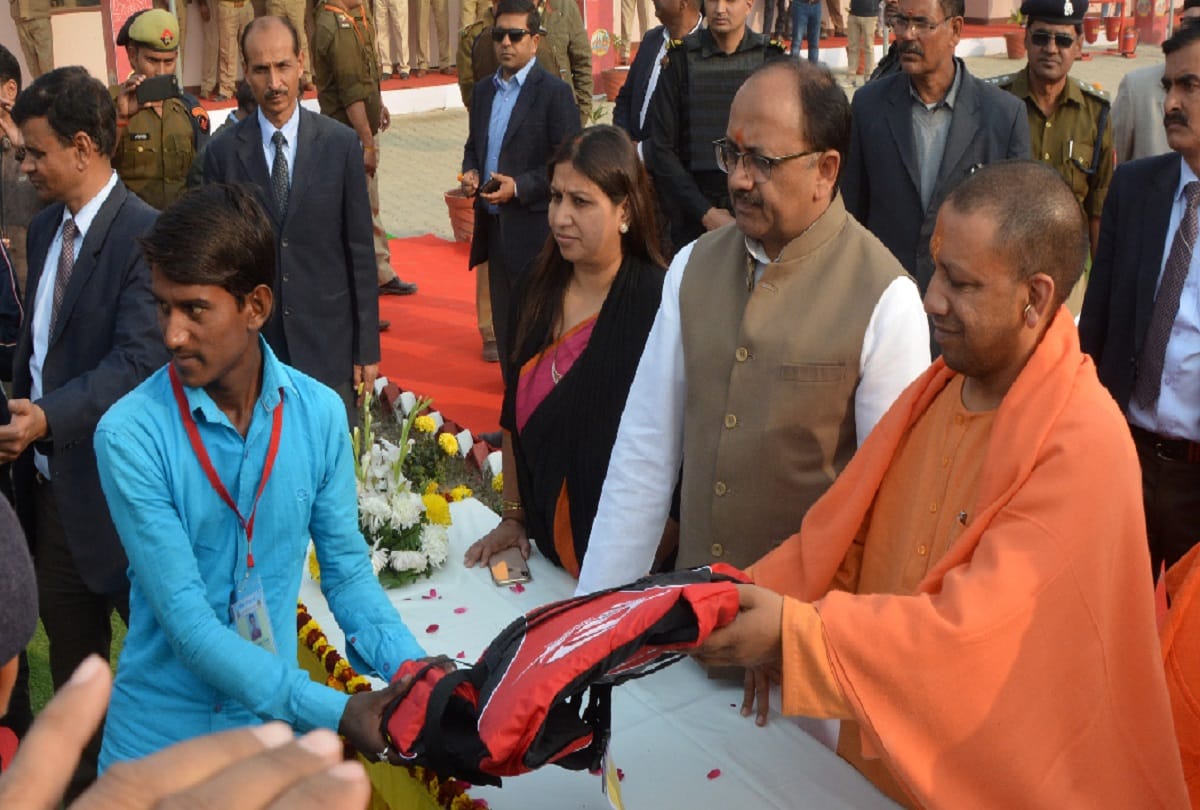 CM Yogi Flag off e-rickshaw and shuttle buses services in Kumbh, Cleanliness vehicles also get off