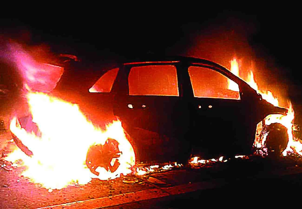 Mercedes burnt into ashes on expressway