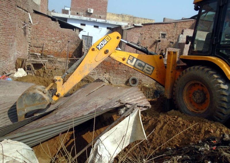 सरकारी जमीन को अतिक्रमण मुक्त कराने पहुंची निगम की टीम