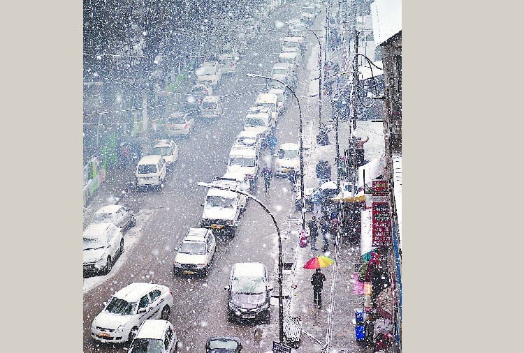 नेहरू कुंड से मनाली तक जाम में फंसे सैकड़ों वाहन