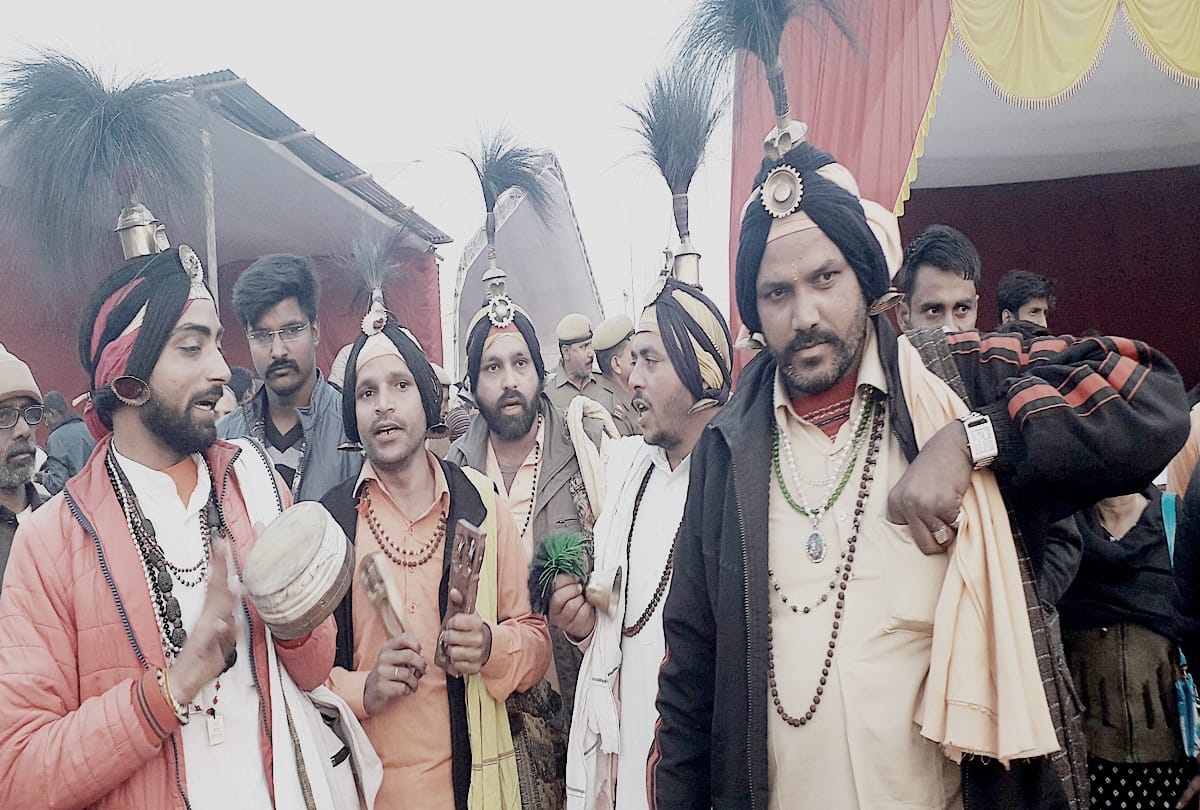 Kumbh 2019: sadu telling about the darshan of Dashnaam akharas, Unique costumes seem attractive