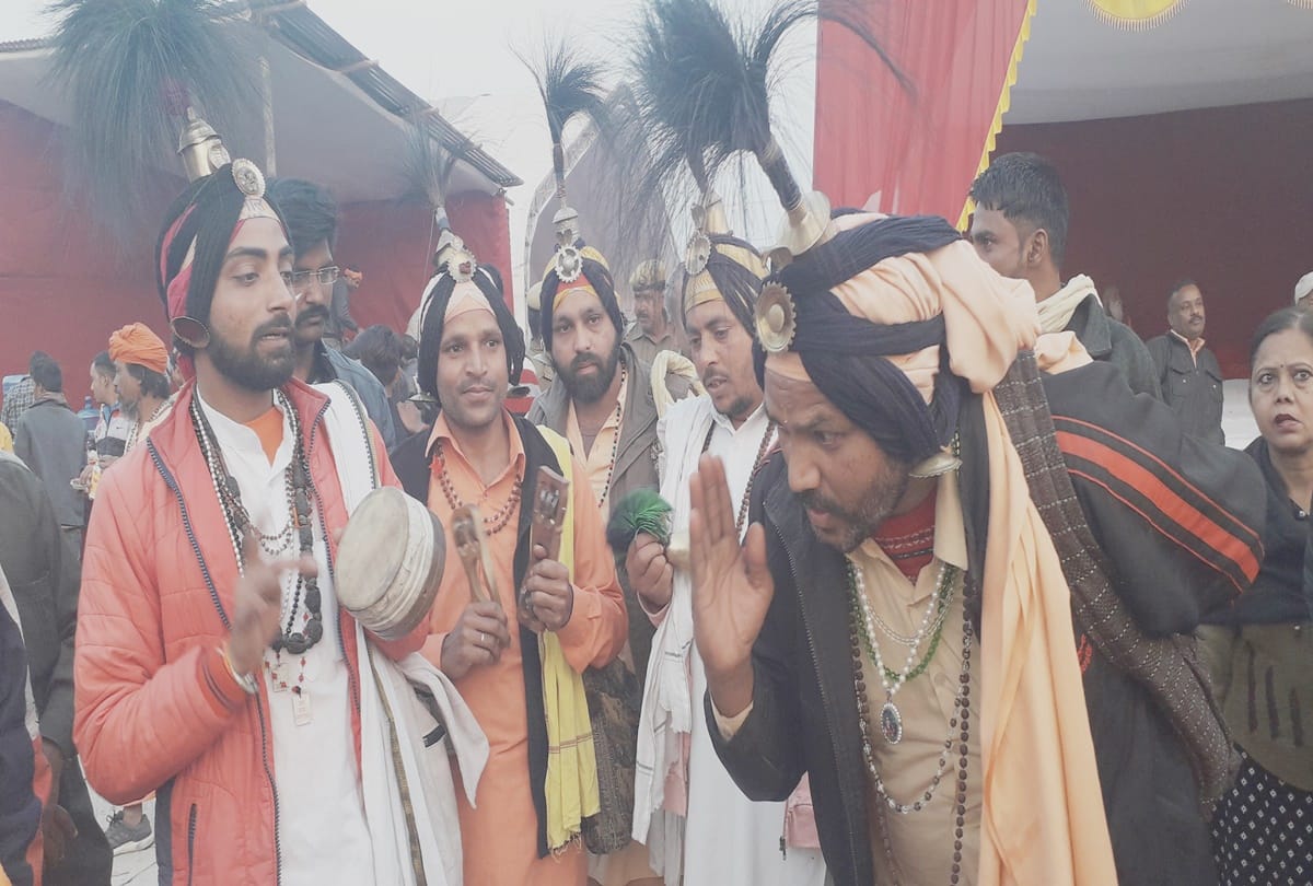 Kumbh 2019: sadu telling about the darshan of Dashnaam akharas, Unique costumes seem attractive