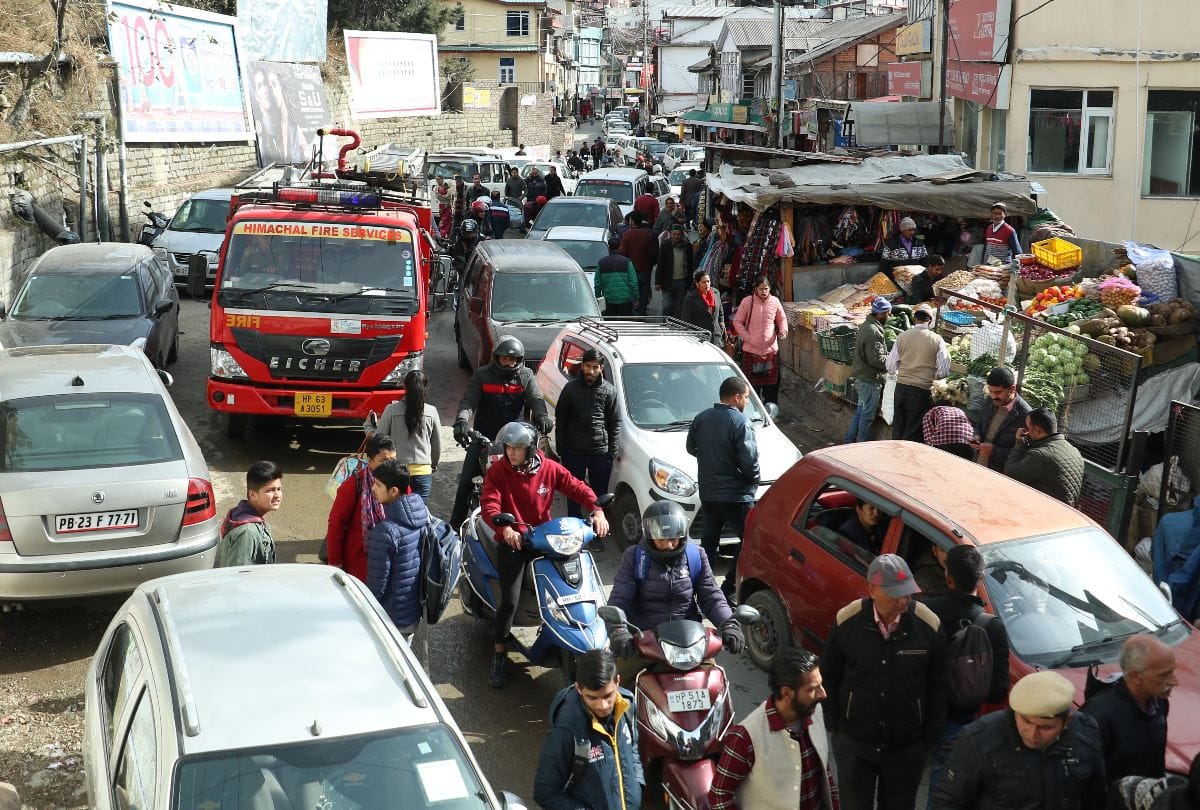 टैंक ओवरफ्लो, घरों-दुकानों में घुसा पानी, लोगों ने किया चक्काजाम