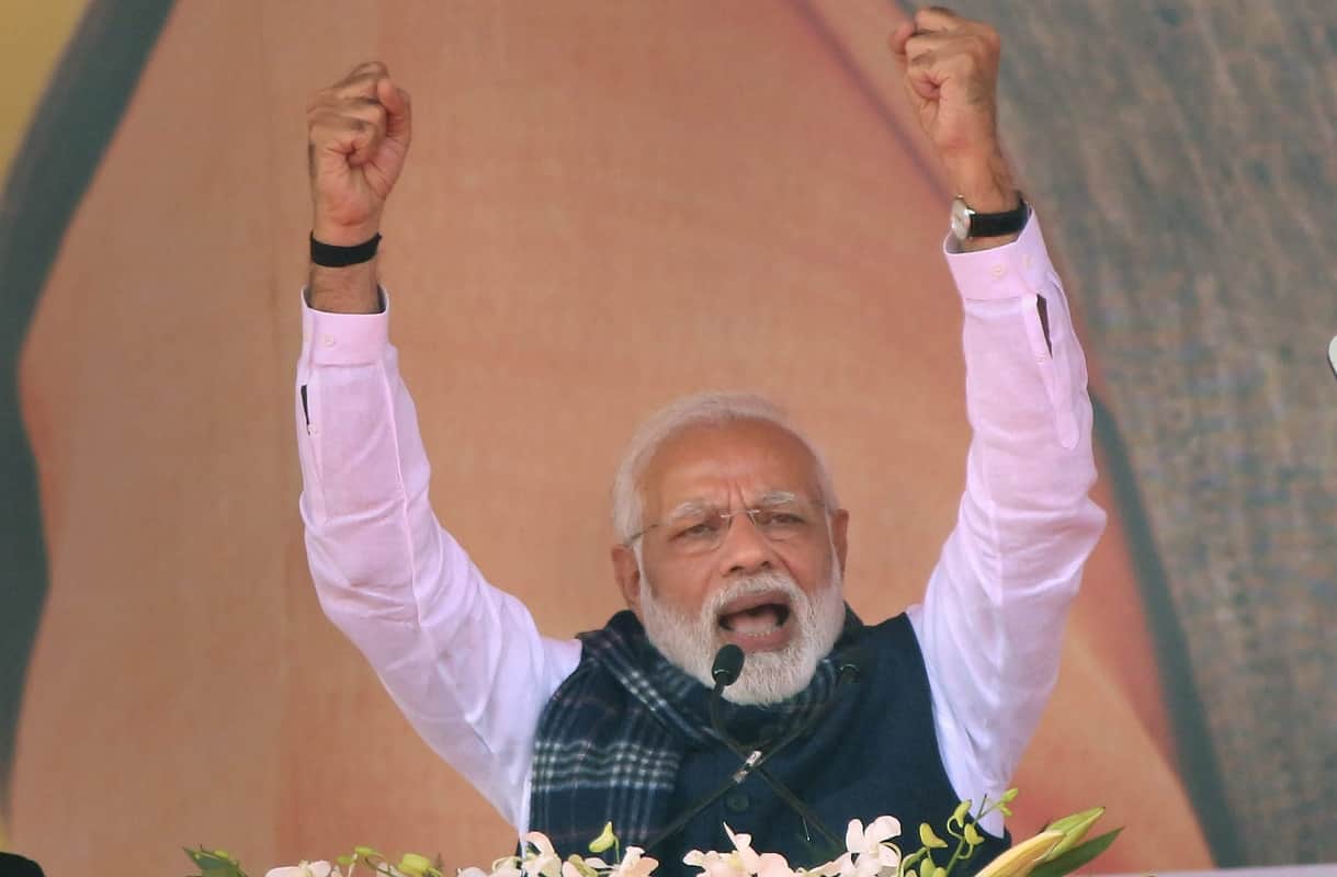 shivraj singh chouhan gives blessings to groom who put Mehndi on the name of PM Modi