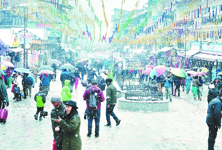बर्फबारी से एनएच-305 समेत कई सड़कें बंद