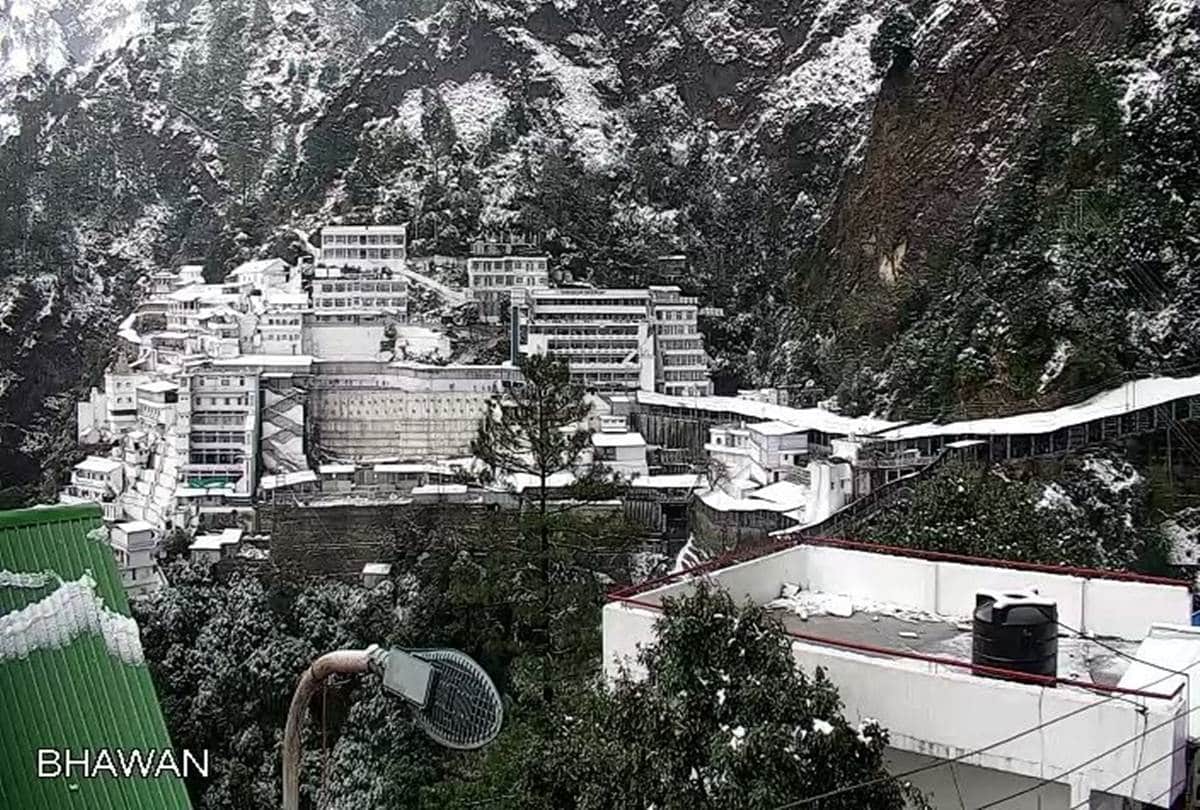 Chopper service and cable car service interrupted due to snowfall in Vaishno Devi