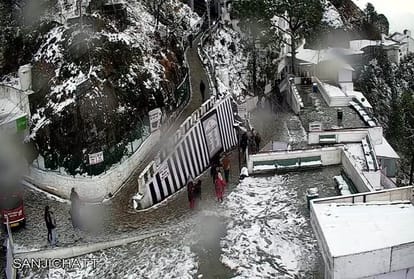Chopper service and cable car service interrupted due to snowfall in Vaishno Devi